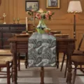 Vista dettagliata del runner da tavola intrecciato con motivo floreale retrò in una sala da pranzo - 33*120cm / Fondo beige motivo paisley e bordo a conchiglia color caffè