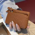 Braune Geldbörse aus echtem Leder mit Prägung, kompaktes Etui mit Reißverschluss für Damen. - Erdgelb