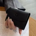 Minimalistisches Leder Akkordeon Kartenetui für Damen, kompaktes Portemonnaie mit Fächern. - Schwarz