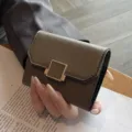 Kompakte Damen Lederkartenbörse in elegantem Taupe mit stilvollem quadratischem Metallverschluss. - Elefantengrau
