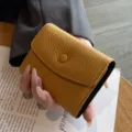 Minimalistischer Echtleder Kartenhalter, kompaktes Akkordeon Portemonnaie mit Fächern. - Gelb