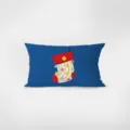 Vue détaillée d'un coussin rectangulaire bleu avec un joli imprimé de chaussette de Noël. - Merry Xmas-5