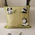 Bonito cojín decorativo de panda de tela para sofá cama respaldo con relleno incluido - 35x35cm (Solo funda de almohada) / Panda con Bambú