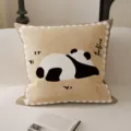 Süßer Cartoon Panda Kissenbezug aus weichem Samtstoff, ideal für Wohnzimmersofa Dekoration. - Bambus Liegender Panda