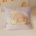 Detalle de cojín decorativo con diseño de bebé y oso durmiendo, funda de terciopelo suave. - Estampado de Doble Cara 35x35cm (Fundas Sin Relleno) / Estrellas acurrucadas