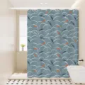 Escena de cortina de ducha de baño con patrón de olas japonesas y peces en azul y blanco. - Olas japonesas 05