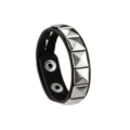 Dettaglio del bracciale in pelle nera punk con borchie a piramide argento e bottoni - Stile a fila singola con borchie piramidali / Nero