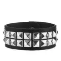 Vista dettagliata del bracciale punk in pelle nera con due file di borchie a piramide - Stile a Doppia Fila di Borchie a Piramide / Nero