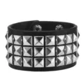 Dettaglio di un bracciale punk in pelle nera con tre file di borchie d'argento. - Stile a tripla fila con borchie piramidali / Nero