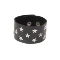 Vista dettagliata del bracciale a polsino in pelle PU nera stile punk con borchie a stella - Stile con Rivetti Stella a Cinque Punte / Nero