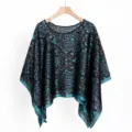 Eleganter Satin-Überziehponcho-Schal mit blaugrünem Paisley-Muster auf Holzbügel - 110*110CM / Blaues Totem