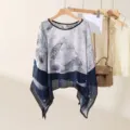 Großer 110x110cm Satin-Seidenschal mit Himmelsberg-Druck, getragen als eleganter Poncho Umhang - 110*110CM / Dunkelblau Sternenhimmel