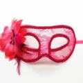 Masque de mascarade élégant en dentelle rose avec fleur de soie et plumes pour soirées - Masque avec fleur latérale - rose vif