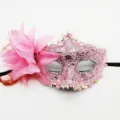 Elegante máscara de encaje rosa con flor grande y plumas para fiestas de disfraces - Patrón de Dragón Flor Lateral / Rosa