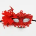 Elegante máscara de mascarada roja con una gran flor y plumas para fiesta halloween - Patrón de Dragón Flor Lateral / Rojo