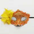 Mascara de baile naranja vibrante con gran flor amarilla para fiestas y eventos. - Patrón de Dragón Flor Lateral / Naranja