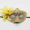 Elegante media máscara de mascarada de encaje dorado con una gran flor amarilla - Patrón de Dragón Flor Lateral / Dorado