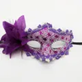 Elegante máscara de encaje púrpura para baile de disfraces con gran flor lateral y plumas - Patrón de Dragón Flor Lateral / Púrpura