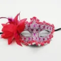 Elegante máscara de mascarada rosa roja con encaje floral lentejuelas y plumas de fiesta - Patrón de Dragón Flor Lateral / Rosa rojo