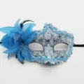 Elegante máscara de encaje azul para mascarada con flor grande y adorno de pluma - Patrón de Dragón Flor Lateral / Azul