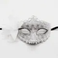 Elegante máscara de encaje blanco para baile de disfraces con una gran flor de tela - Patrón de Dragón Flor Lateral / Plateado