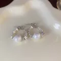 Raffinati orecchini a lobo in metallo frantumato argentato e perla bianca per un look elegante - Perla d'argento