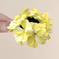 Stoff Plumeria Blüte Haargummi, süßes florales Haarteil für Frühlingsoutfits. - 36# Haargummi - Gelbe Blume