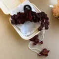 Dunkelrote Stoffblume Haarklammer mit Perlen Quaste, süßes Retro Haaccessoire für Frauen - 26# Haarkralle - Rote Blume Quaste