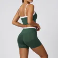 Conjunto de yoga bicolor verde oscuro, sujetador deportivo y pantalones cortos. - S / Parte Superior e Inferior / Verde oliva (camiseta sin mangas + pantalones cortos)