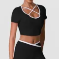 Top corto sportivo nero con spalline incrociate bianche e pantaloni da yoga abbinati. - Taglia S / Nero