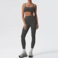 Conjunto deportivo de yoga gris oscuro para mujer con sujetador deportivo y leggings altos. - XL / Parte Superior e Inferior / Gris