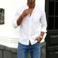 Chemise classique blanche à manches longues en coton et lin pour hommes avec col montant épuré - S / Hauts / Blanc