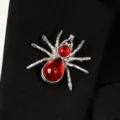 Spilla a ragno retrò argentata dettagliata con pietre rosse su tessuto nero denso - Stile Ragno Gemma Rossa Scura (DZ-909)