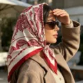 Rotes Seidentuch mit Vintage-Paisley-Muster, 70 cm quadratisches Kopftuch für Damen - 70*70cm / Cashew Rot