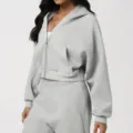 Grauer kurzem Kapuzenpullover mit passenden Jogginghosen Activewear Set für Damen - S / Oberteile / Hellmeliertes Grau