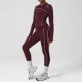 Bordeauxrode yoga set voor dames met lange mouwen rits top en legging met contrasterende bies - S / Top en Broek / Giga Paars