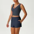 Conjunto deportivo azul oscuro para mujer, top corto con cuello en V y shorts a juego. - S (Sugerido 40-52.5kg) / Parte Superior e Inferior / Azul grisáceo (top de tirantes + pantalones cortos)