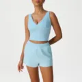 Conjunto deportivo azul claro para mujer con crop top de cuello en V y shorts de talle alto. - S (Sugerido 40-52.5kg) / Parte Superior e Inferior / Azul claro (camiseta de tirantes + pantalones cortos)