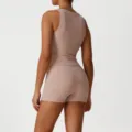 Conjunto de top deportivo sin mangas y short ajustado de fitness variante para mujer. - S (Sugerido 40-52.5kg) / Parte Superior e Inferior / Rosa fucsia (top de tirantes + pantalones cortos)