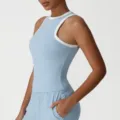 Lichtblauwe sportieve tanktop met witte contrastrand slanke pasvorm fitness workout top voor dames - S / Tops / Blauw