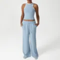 Hellblaues zweiteiliges Sportoutfit mit Trägershirt mit Kontrastkante und weiten Yogahosen. - S / Oberteil und Unterteil / Blau