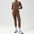 Braunes Damen Sportjacke und Leggings Fitness Outfit Set mit weißen Kontrastpaspeln. - S / Ober- und Unterteil / Braun