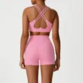 Rosa Sportbekleidung Set für Damen mit Kreuzträger Sport-BH und bequemen Fitnessshorts. - Leuchtend Pink (BH + Shorts)