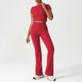 Set sportivo con crop top rosso e pantaloni da yoga a zampa a vita alta, ideale per il fitness. - Rosso (Maglietta + Pantaloni a Zampa)