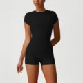 Schwarzes Sport-Set für Damen mit engem Kurzarm-Top und bequemen Fitness-Yogashorts. - Schwarz (Kurzarm + Shorts)