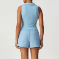 Hellblaues ärmelloses Polo-Sportoberteil und passende Shorts Activewear Set für Damen. - S / Oberteil und Hose / Hellblau