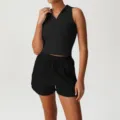 Schwarzes ärmelloses Polo-Crop-Top und passende sportliche kurze Shorts für Damen. - S / Oberteil und Hose / Schwarz