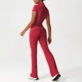 Set sportivo rosso, top a manica corta e pantaloni da yoga a zampa a vita alta con dettagli bianchi. - Rosso (Giacca + Pantaloni a Zampa)