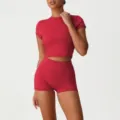 Completo da yoga sportivo rosso con crop top e pantaloncini a vita alta per fitness. - Rosso (Maglietta + Pantaloncini)