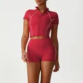 Completo sportivo rosso con crop top con zip e pantaloncini a vita alta con profili bianchi. - Rosso (Giacca + Pantaloncini)